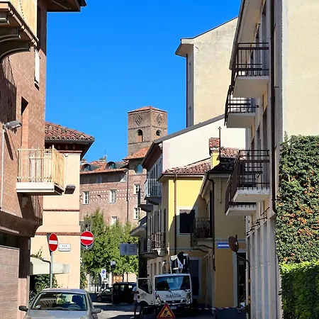 Rosa Bianca Con Posto Auto Gratuito Nel Centro Storico Di - Langhe * Alba (Piedmont)