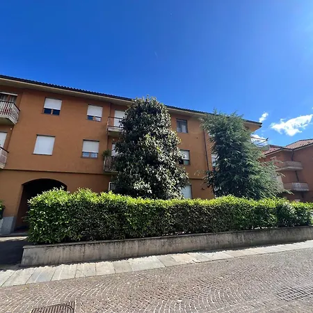 Rosa Bianca Con Posto Auto Gratuito Nel Centro Storico Di - Langhe
